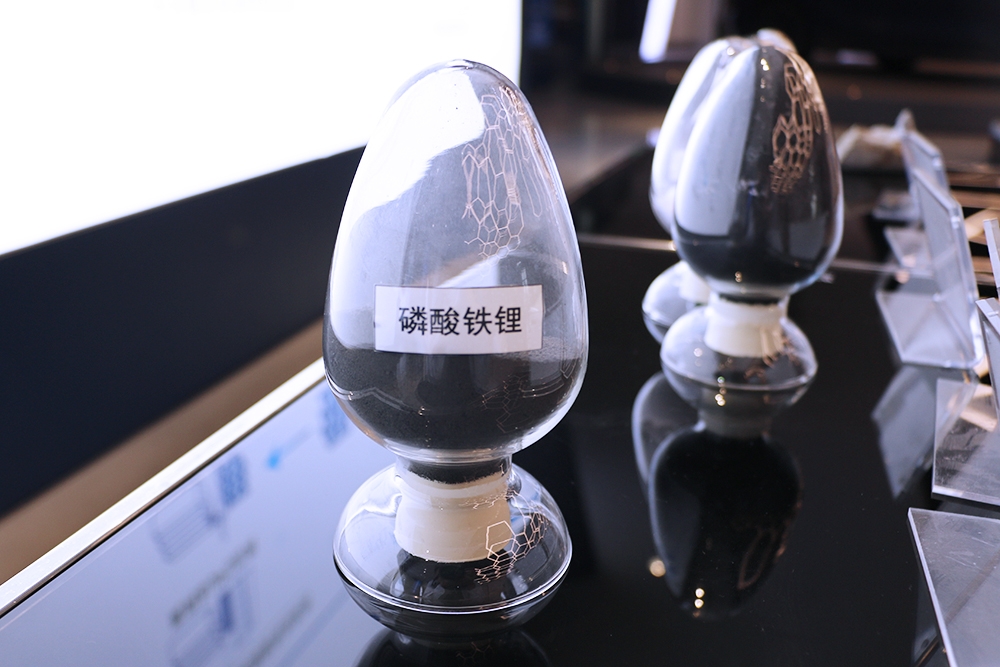 磷酸鐵鋰/氫氧化鋰/隔膜價格小幅走跌 三元材料價格持穩