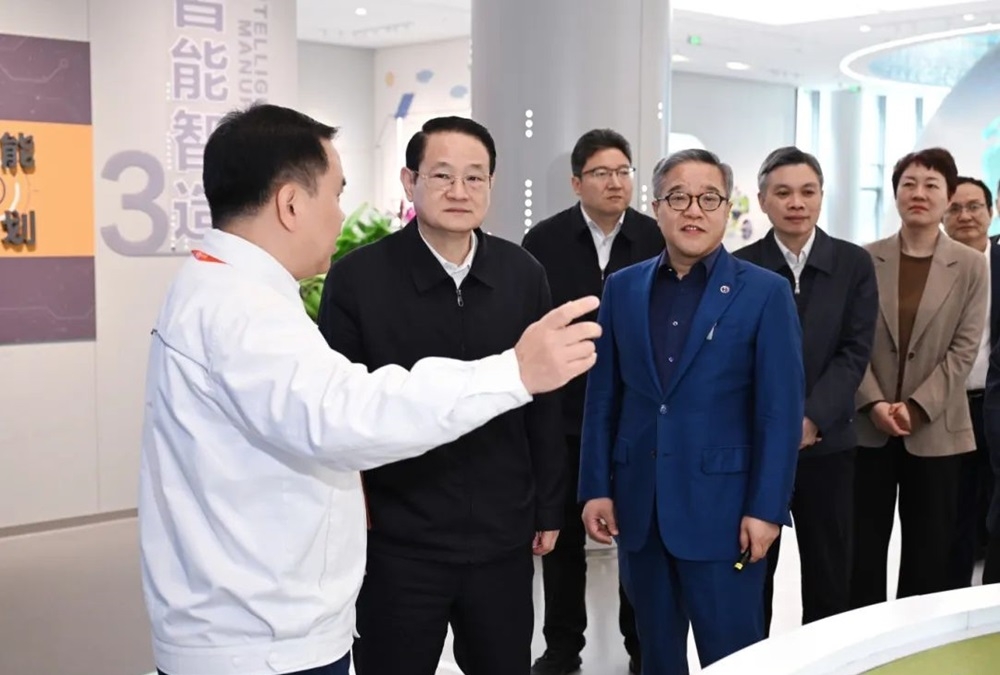 浙江省委書(shū)記易煉紅調(diào)研萬(wàn)向創(chuàng)新聚能城:鼓勵(lì)發(fā)展新質(zhì)生產(chǎn)力 把美好藍(lán)圖變?yōu)楝F(xiàn)實(shí)