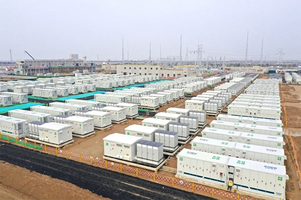 采用磷酸鐵鋰電池！山東東營17億元集中式儲能項目一期并網投運