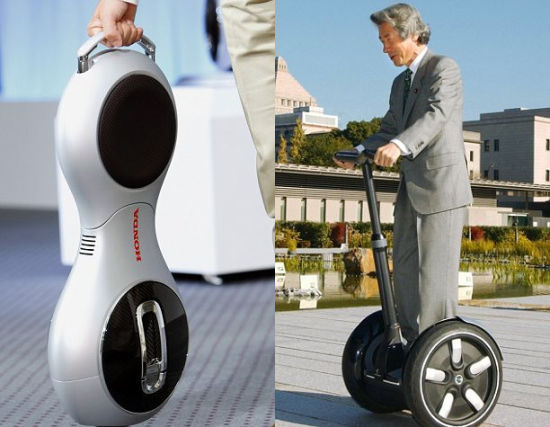 左側(cè)的照片展示了折疊后的Uni-Cub。右側(cè)的照片中，日本前首相小泉純一郎體驗(yàn)個(gè)人移動(dòng)工具Segway