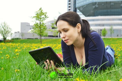 最新太陽能電池：像手機(jī)貼膜一樣透明超薄