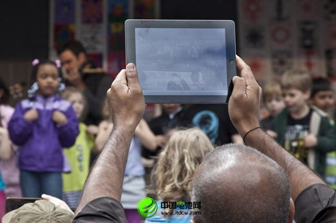 最新太陽能電池：像手機(jī)貼膜一樣透明超薄