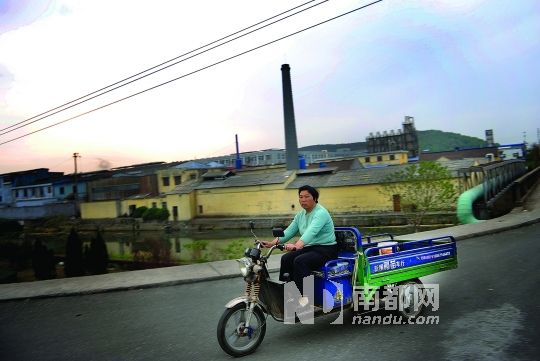 如今韋東英在路上仍會留意是否有工廠偷排污，但已不寫日記了，“寫有什么用？” 南都記者 孫俊彬 攝