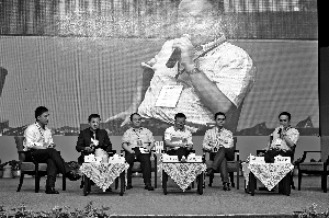 在新能源和節(jié)能環(huán)保分論壇上，華創(chuàng)證券分析師李大軍和創(chuàng)投機(jī)構(gòu)對(duì)該領(lǐng)域的投資機(jī)會(huì)和風(fēng)險(xiǎn)展開了深入探討。 （宋春雨/攝）