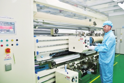 車間工人在操作設備。本報記者夏景明攝
