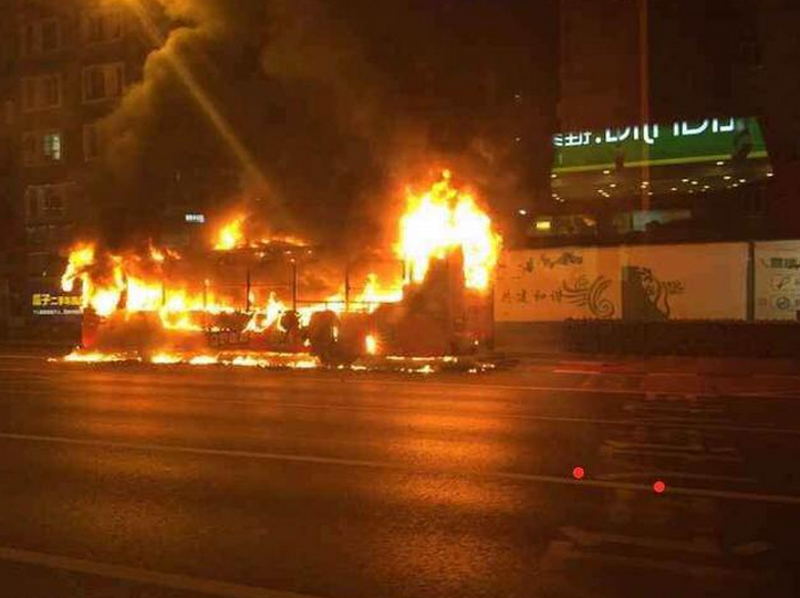 杭州鬧市區一輛混合動力公交車起火 致9人受傷