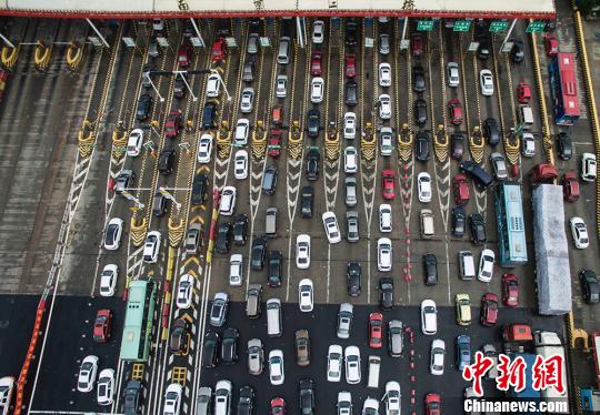 車多擁擠 江蘇南京上空無人機巡航高速報路況