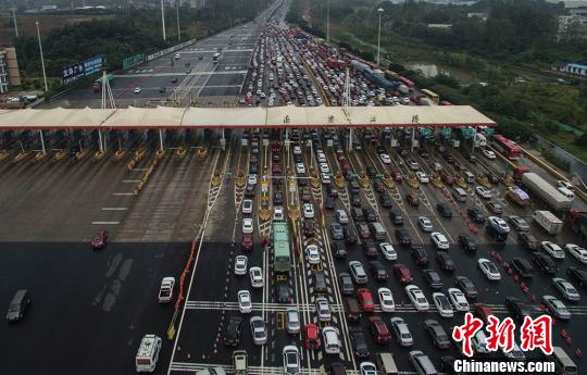 車多擁擠 江蘇南京上空無人機巡航高速報路況