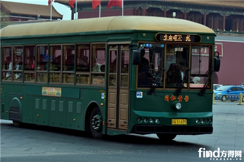 載滿乘客的銀窿純電動公交車。