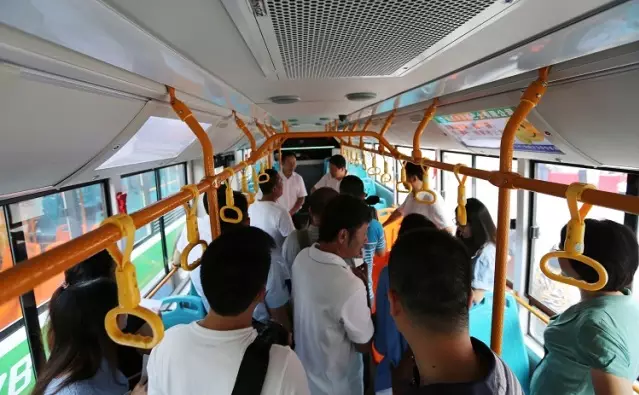 領導們登上客車，并對客車質量表示滿意