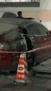 針對(duì)上海特斯拉爆燃，馬斯克連發(fā)三條推文，吐槽媒體，推卸責(zé)任