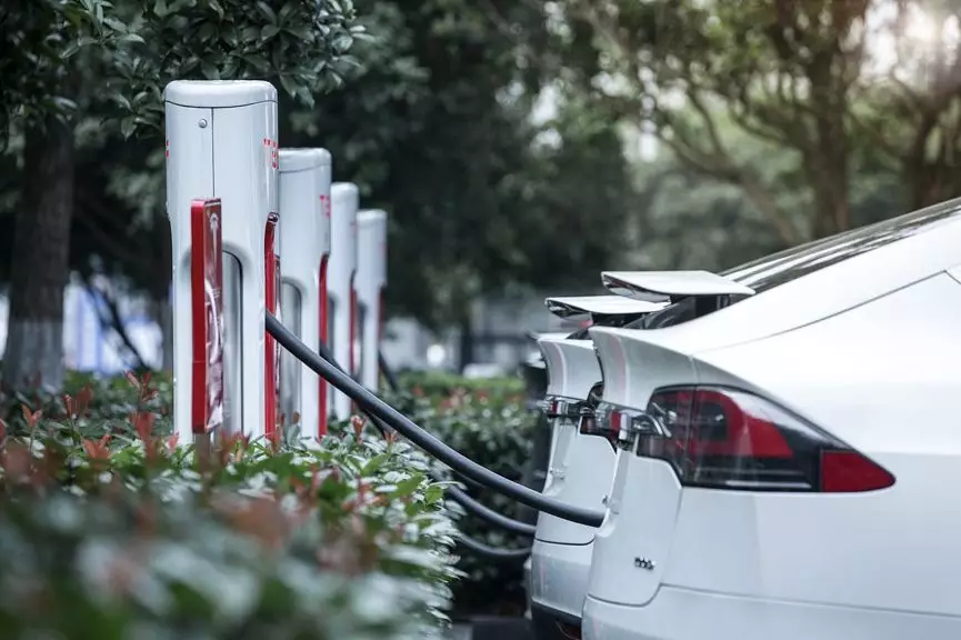 對標(biāo)電動車起火：企業(yè)處理方式為何大相徑庭？