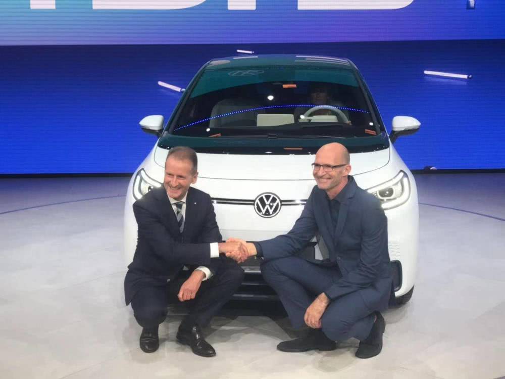 固態(tài)電池“中場(chǎng)戰(zhàn)事”：豐田向左，大眾向右？