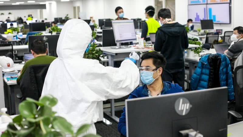 上海特斯拉超級(jí)工廠全面恢復(fù)生產(chǎn) 新車(chē)源源不斷拉出廠區(qū)