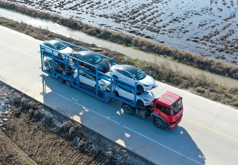 上海特斯拉超級(jí)工廠全面恢復(fù)生產(chǎn) 新車(chē)源源不斷拉出廠區(qū)