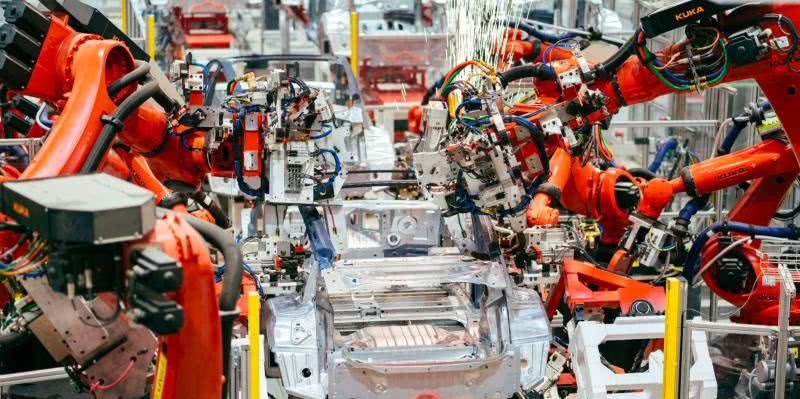 上海特斯拉超級(jí)工廠全面恢復(fù)生產(chǎn) 新車(chē)源源不斷拉出廠區(qū)