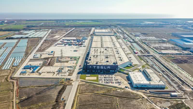 上海特斯拉超級(jí)工廠全面恢復(fù)生產(chǎn) 新車(chē)源源不斷拉出廠區(qū)