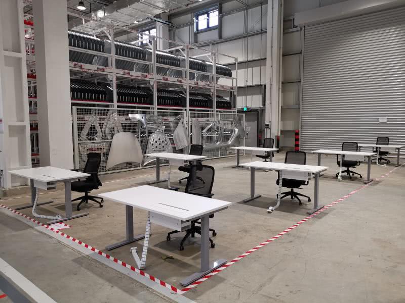 上海特斯拉超級(jí)工廠全面恢復(fù)生產(chǎn) 新車(chē)源源不斷拉出廠區(qū)