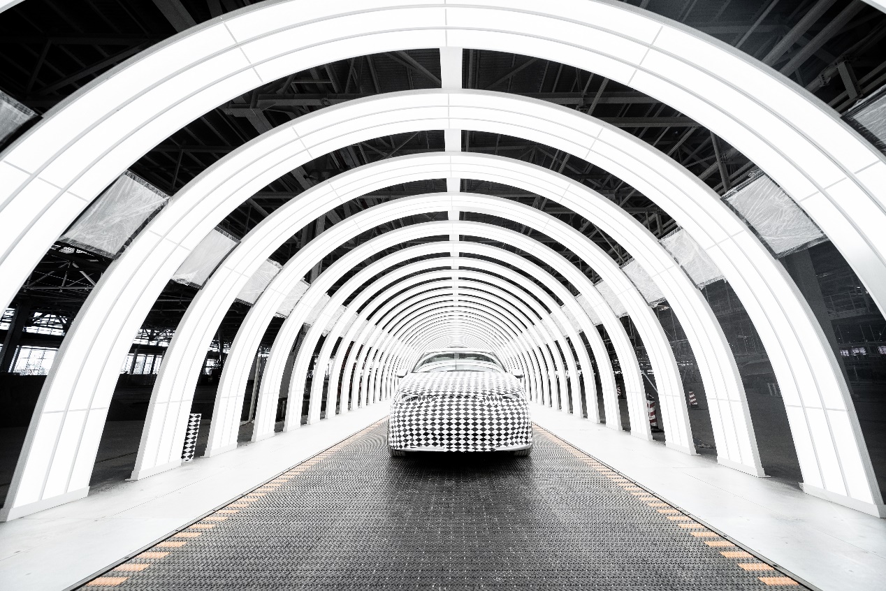 裝配車間?行業首創雙色弧形燈廊