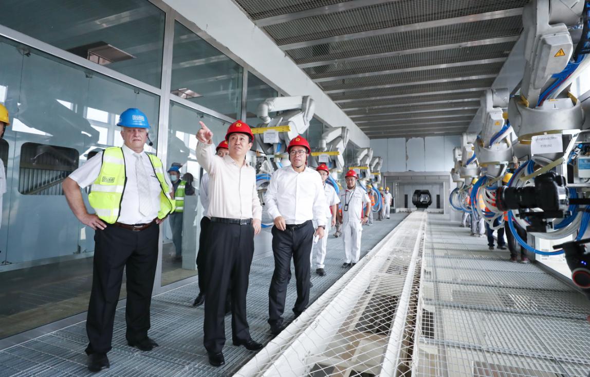 許家印視察恒大汽車生產基地涂裝車間