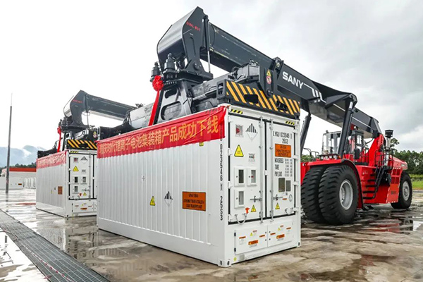 瑞慶時代鋰離子電池集裝箱產(chǎn)品下線。圖/肇慶發(fā)布 王振宇 攝