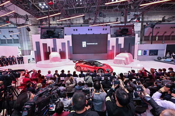 駛?cè)隟-Car腹地！比亞迪定制車型或?qū)⒏膶懭毡拒囀懈窬? style=