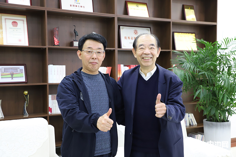 中關(guān)村新型電池技術(shù)創(chuàng)新聯(lián)盟理事長(zhǎng)/中國(guó)電池網(wǎng)、海融網(wǎng)創(chuàng)始人于清教（左）對(duì)話多氟多董事長(zhǎng)李世江（右）