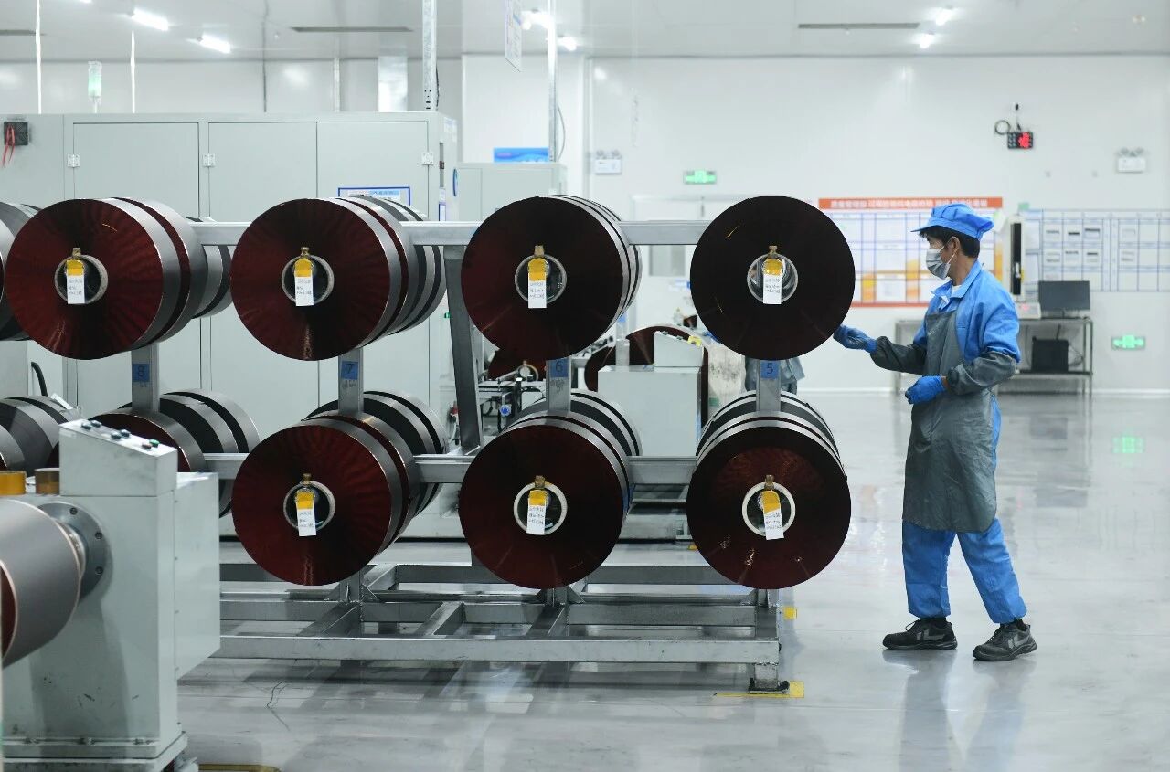 安徽南都華拓新能源科技有限公司電極生產車間 王彪/攝