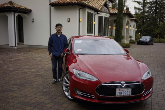 金山網(wǎng)絡CEO傅盛試駕特斯拉