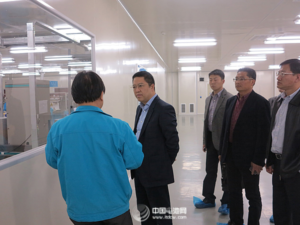 禹柏毅向德陽副市長易杰介紹產品生產工藝