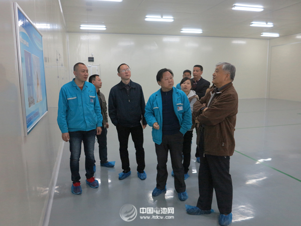 沈國(guó)俊等在一號(hào)車間參觀