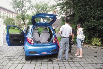 在小區(qū)里，眾泰微型電動(dòng)車停車很方便