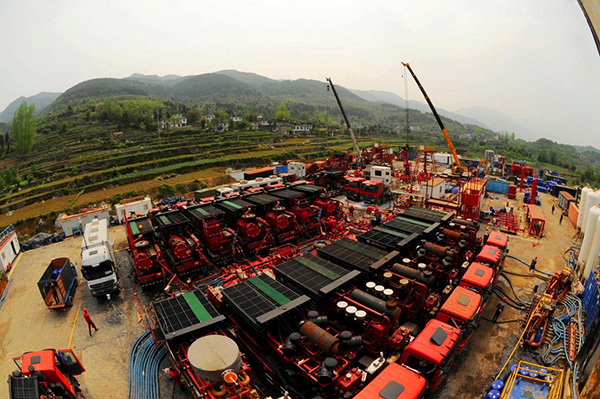 圖為今年4月重慶涪陵，對焦頁9-1HF、9-3HF兩口井“井工廠”實施的交叉式壓裂施工現場