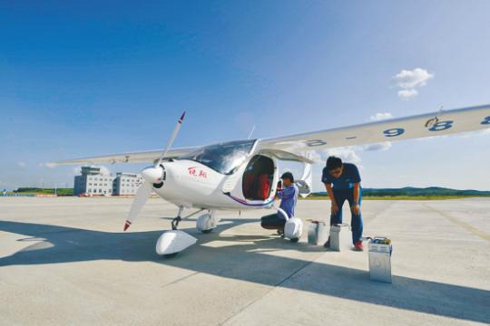 國(guó)內(nèi)首款裝載鋰電池新能源飛機(jī)在法庫(kù)完成試飛