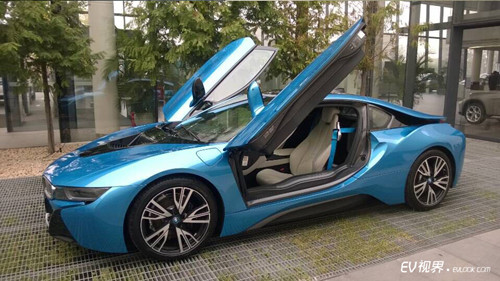 寶馬向中國(guó)大陸消費(fèi)者交付第一輛i8電動(dòng)跑車