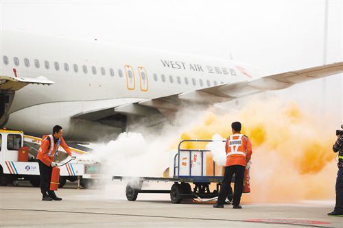 重慶機(jī)場(chǎng)演練：鋰電池“自燃” 放射性貨物“泄漏”