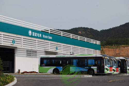 力神電池驅(qū)動(dòng)青島綠色公交 機(jī)器人換電池只需6分鐘