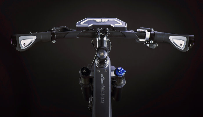 它是一部“Baidu”牌的智能單車。現(xiàn)在，百度給它的官方名稱是“DuBike”。