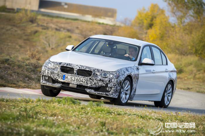 在較低油價(jià)的情況下，我國是否仍需要大力推廣成本高、技術(shù)還不盡完善的新能源汽車呢？答案是肯定的，在低油價(jià)的格局下，我國更需加大力度推動(dòng)新能源汽車產(chǎn)業(yè)的發(fā)展。