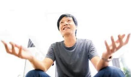 日前，余承東在一次活動(dòng)中表示小米只能跟華為的榮耀競(jìng)爭(zhēng)，余承東的這番話透露出了對(duì)小米的不以為然。按理說(shuō)，今天小米的估值已經(jīng)超過(guò)了450億美元，而雷軍本人也成為了身價(jià)過(guò)百億美元的大富豪，為何余承東卻始終看不起雷軍呢？