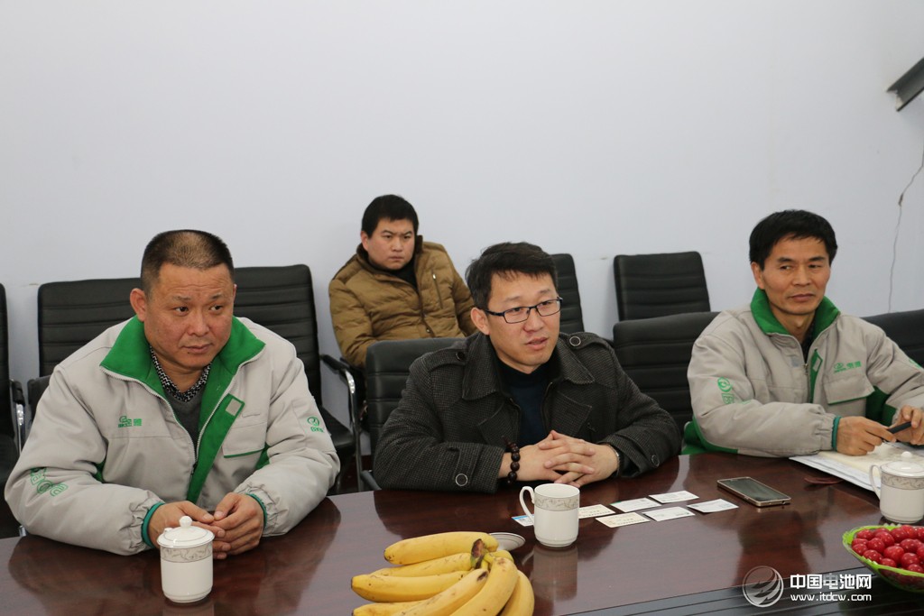 活動得到了山東省汽車行業協會的大力支持。圖為調研團在山東德州——德州寶雅新能源汽車有限公司考察、交流。