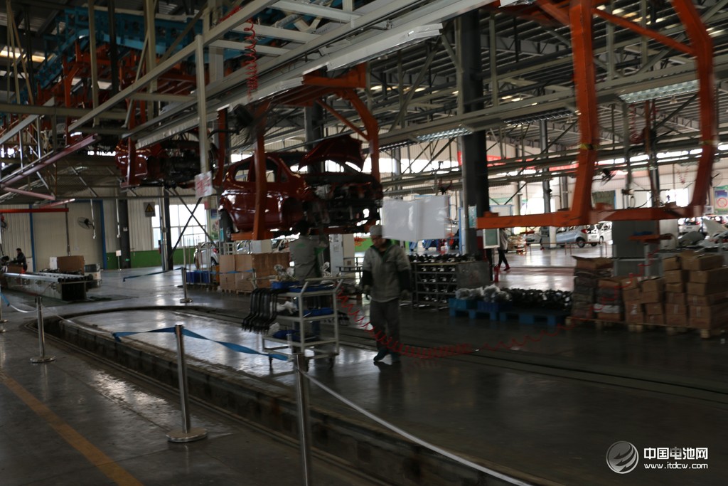 活動得到了山東省汽車行業協會的大力支持。圖為調研團在山東德州——德州寶雅新能源汽車有限公司考察、交流。