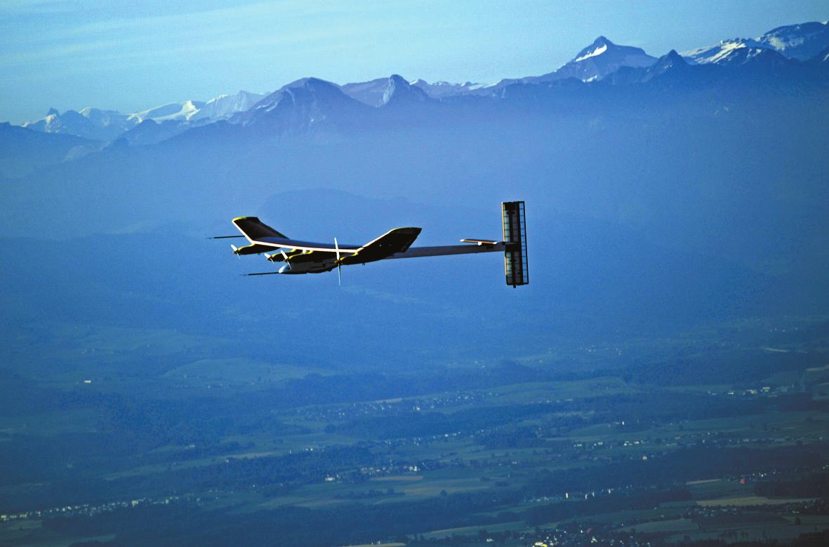 世界最大太陽能電池飛機飛抵重慶 風大點就會飄