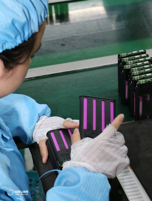 生產線上員工對產品制造流程的細節精益求精,確保每一只產品質量 生產線上員工對產品制造流程的細節精益求精,確保每一只產品質量