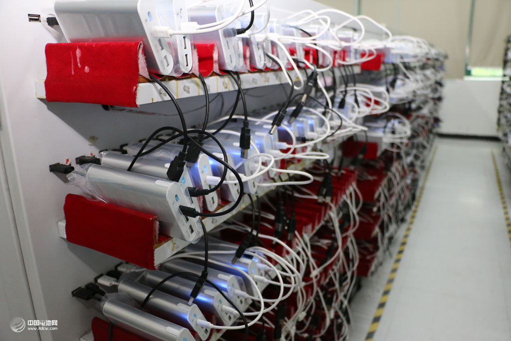 這是電小二自己發明的產品老化試驗設備,確保產品充放測試 這是電小二自己發明的產品老化試驗設備,確保產品充放測試