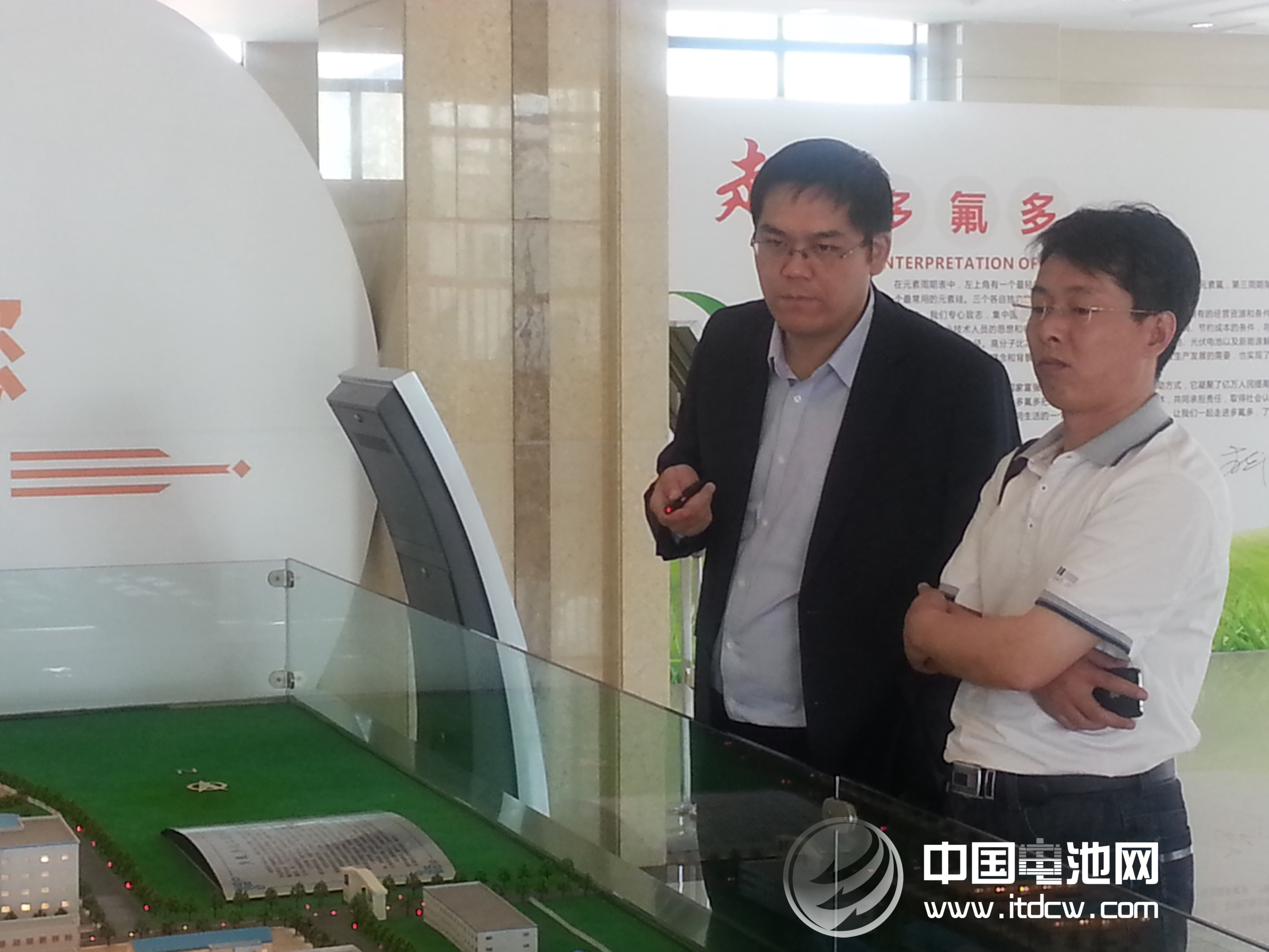 多氟多化工股份有限公司副總經(jīng)理李云峰陪同中國電池網(wǎng)CEO于清教考察 多氟多化工股份有限公司副總經(jīng)理李云峰陪同中國電池網(wǎng)CEO于清教考察