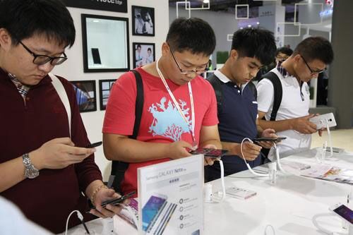 “移動(dòng)互聯(lián)網(wǎng)+X”   大屏手機(jī)引領(lǐng)移動(dòng)互聯(lián)網(wǎng)升級(jí)