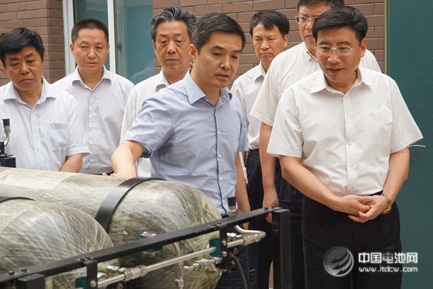 工信部部長苗圩參觀億華通燃料電池發動機等產品