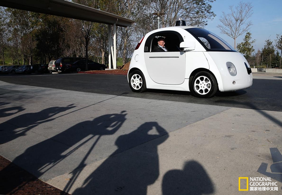 董事長Eric Schmidt正在試駕自家研發的自動駕駛汽車 董事長Eric Schmidt正在試駕自家研發的自動駕駛汽車