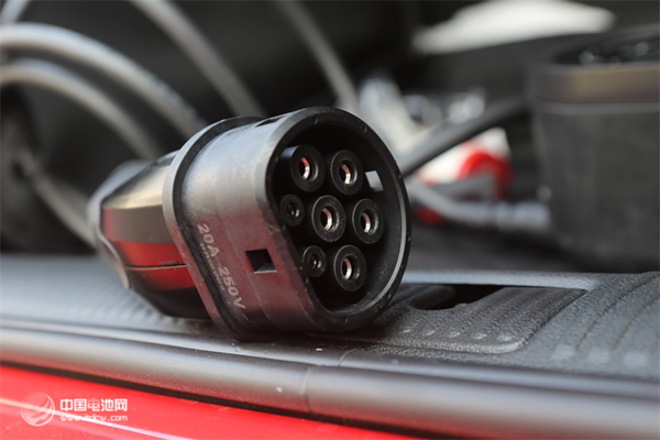 廣州加速新能源車充電設(shè)施建設(shè) 明年建1萬個充電樁